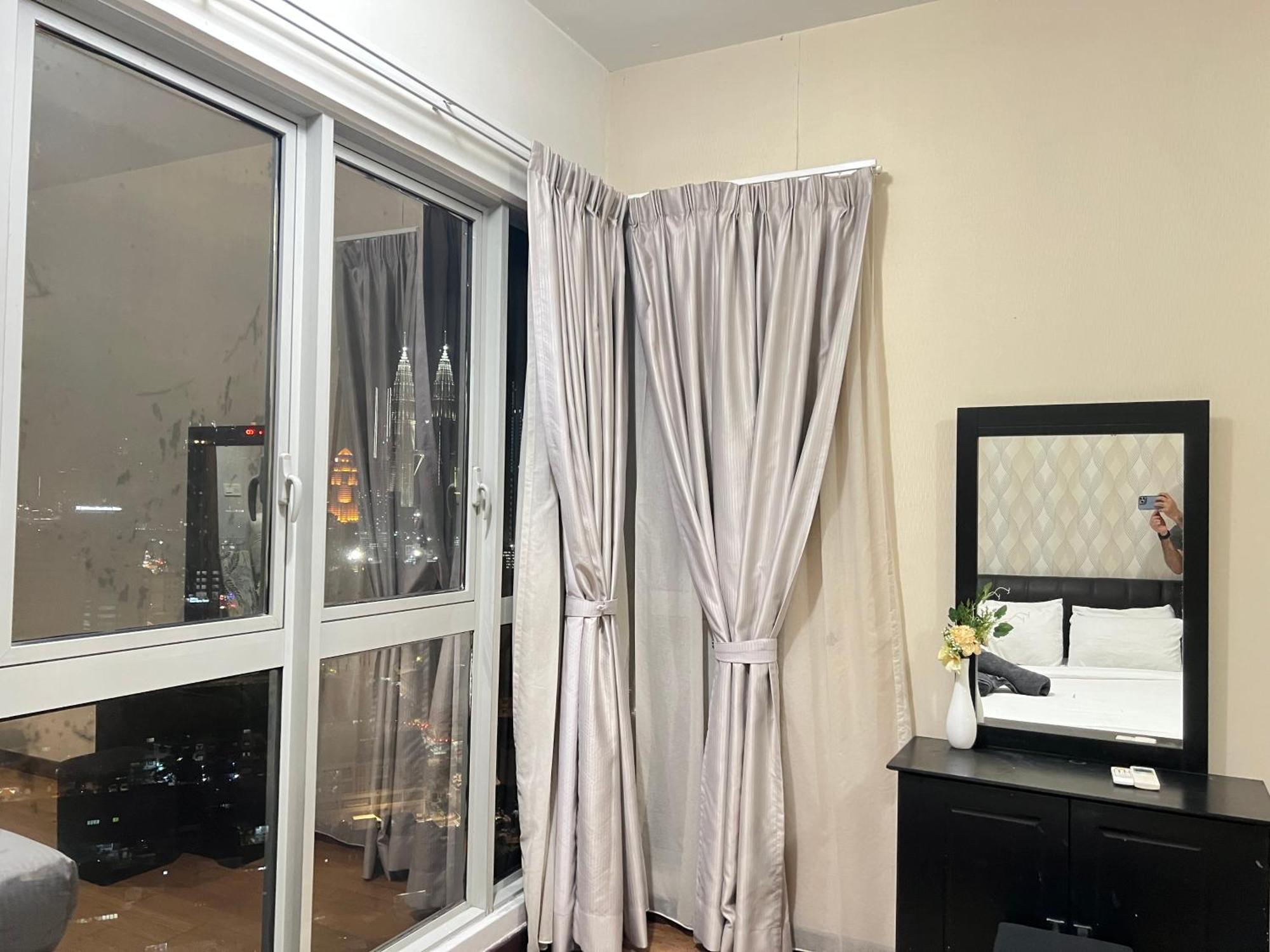 Regalia Suites 424 Куала Лумпур Екстериор снимка
