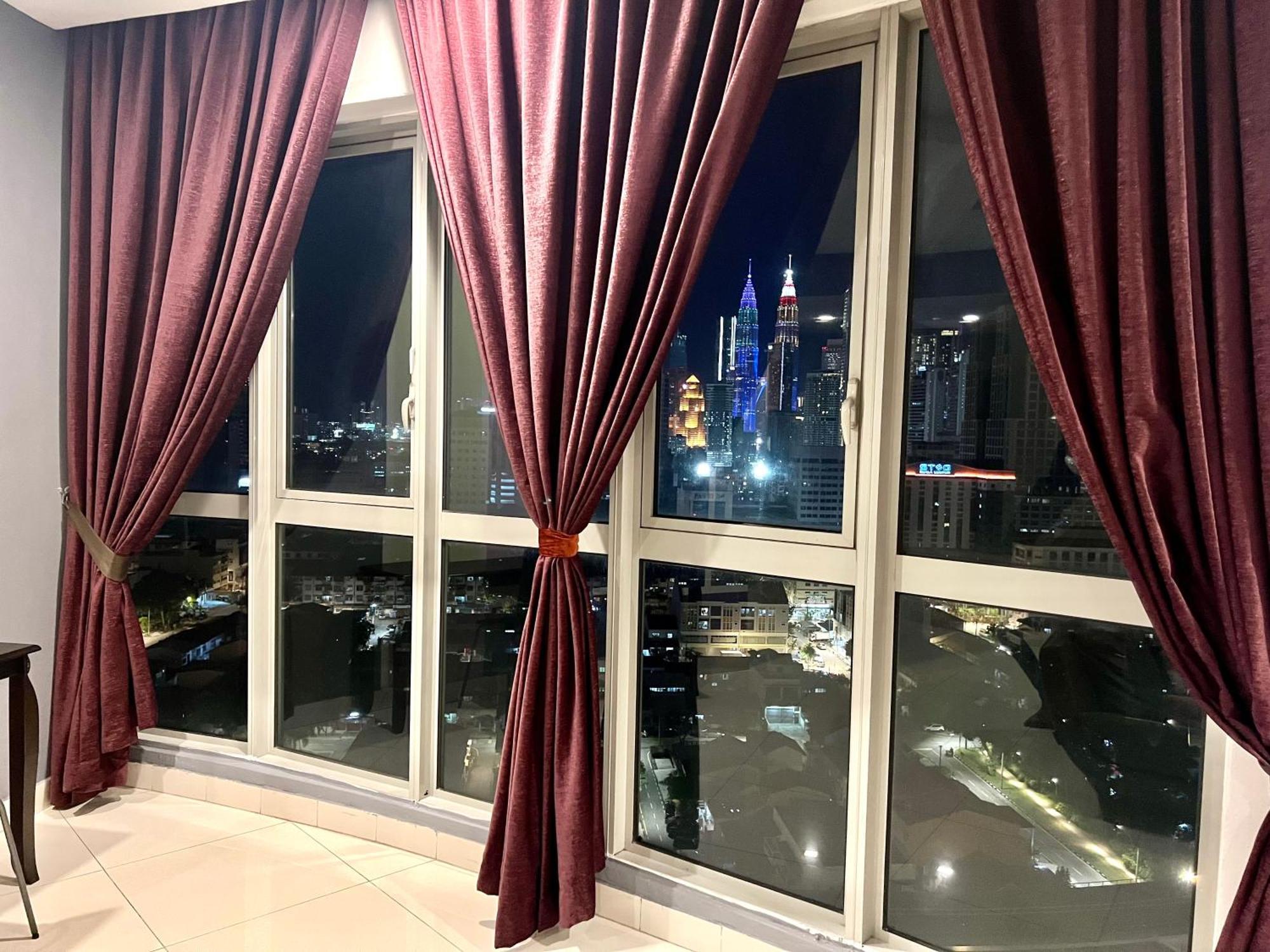 Regalia Suites 424 Куала Лумпур Екстериор снимка